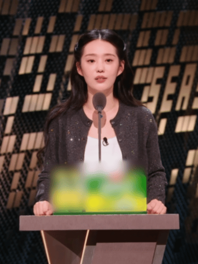 论徐艺真拿奥斯卡的方法 徐艺真综艺感真的拉满了，在节目里大胆嗑cp引爆笑点，对徐