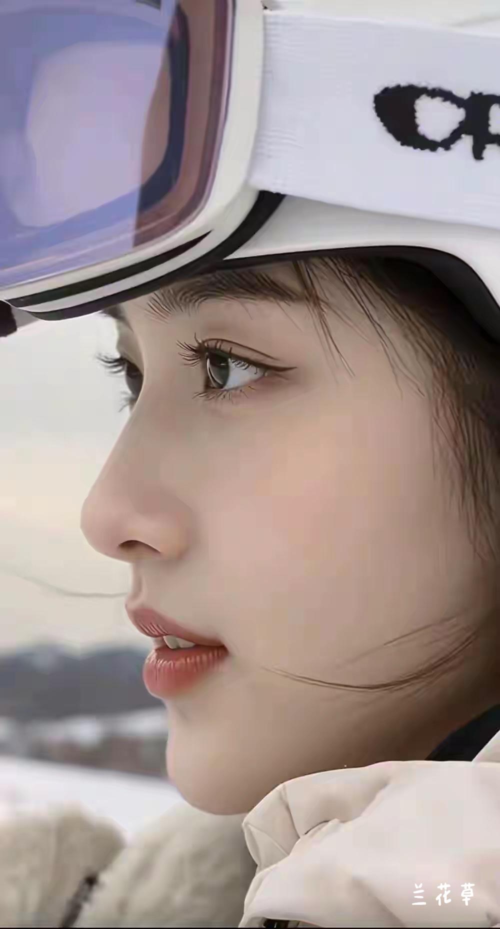 又逮到一个美人。
她的侧脸，她的五官，简直是完美。  
青春美丽，纯净无敌。