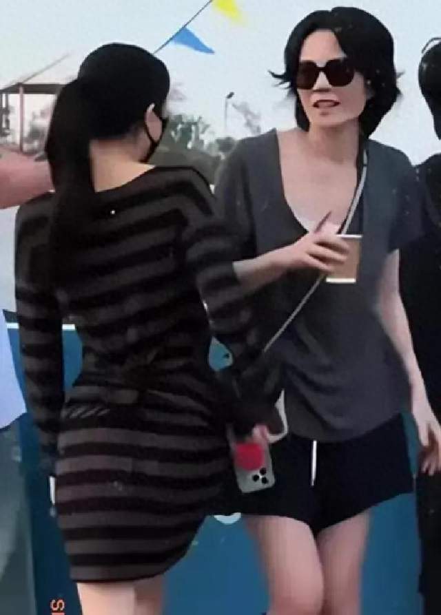 李嫣与好友河边散步被偶遇，素颜太像李亚鹏，走路姿势跟王菲一样