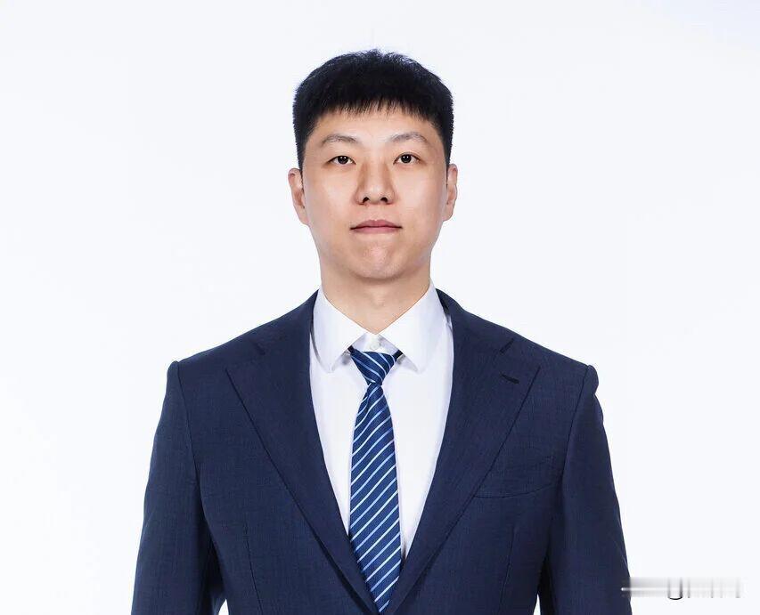 山东高速男篮最新调整，鞠维松一线队助理教练，辅佐邱彪教练，而李敬宇则是出任青年队