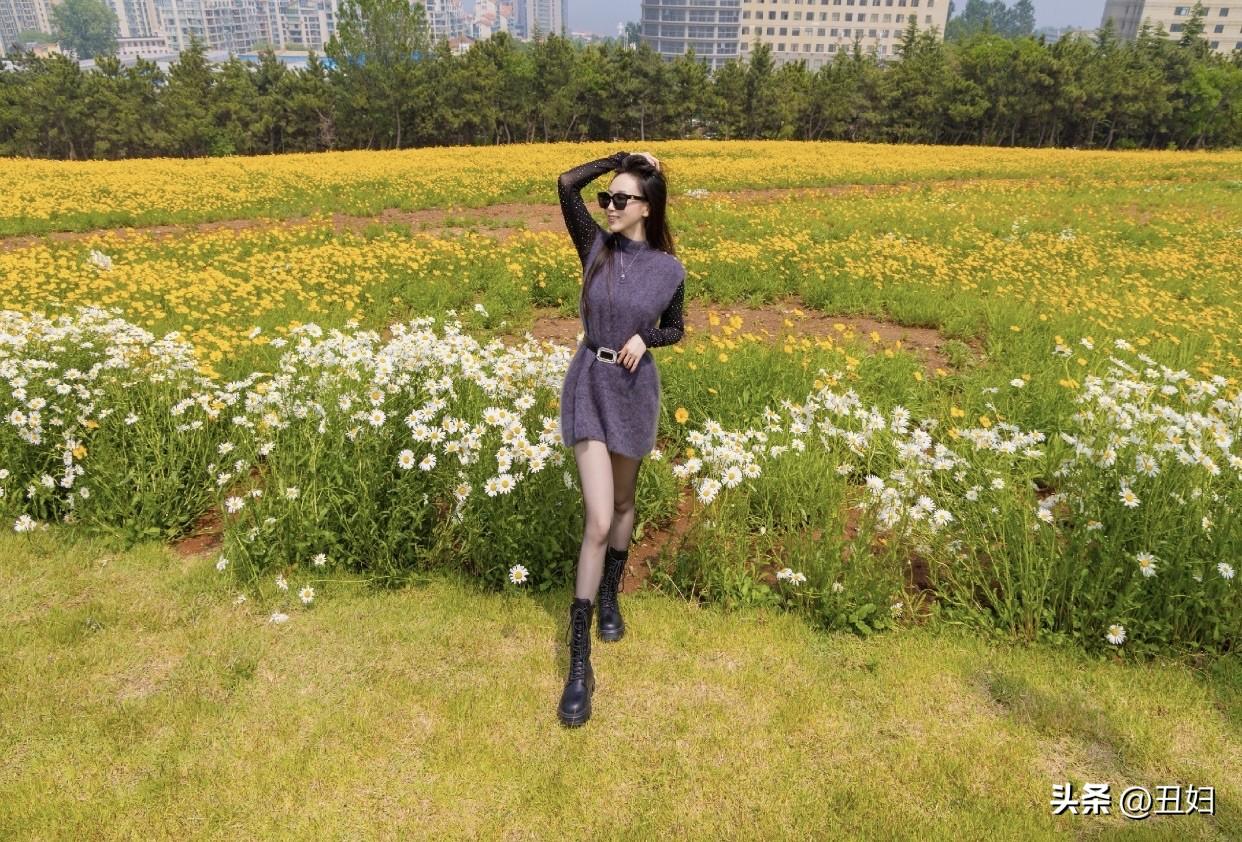 内在方面，幸福的女人不爱抱怨，心态平和，不揪着小事不放。她们要么经济独立，要么有