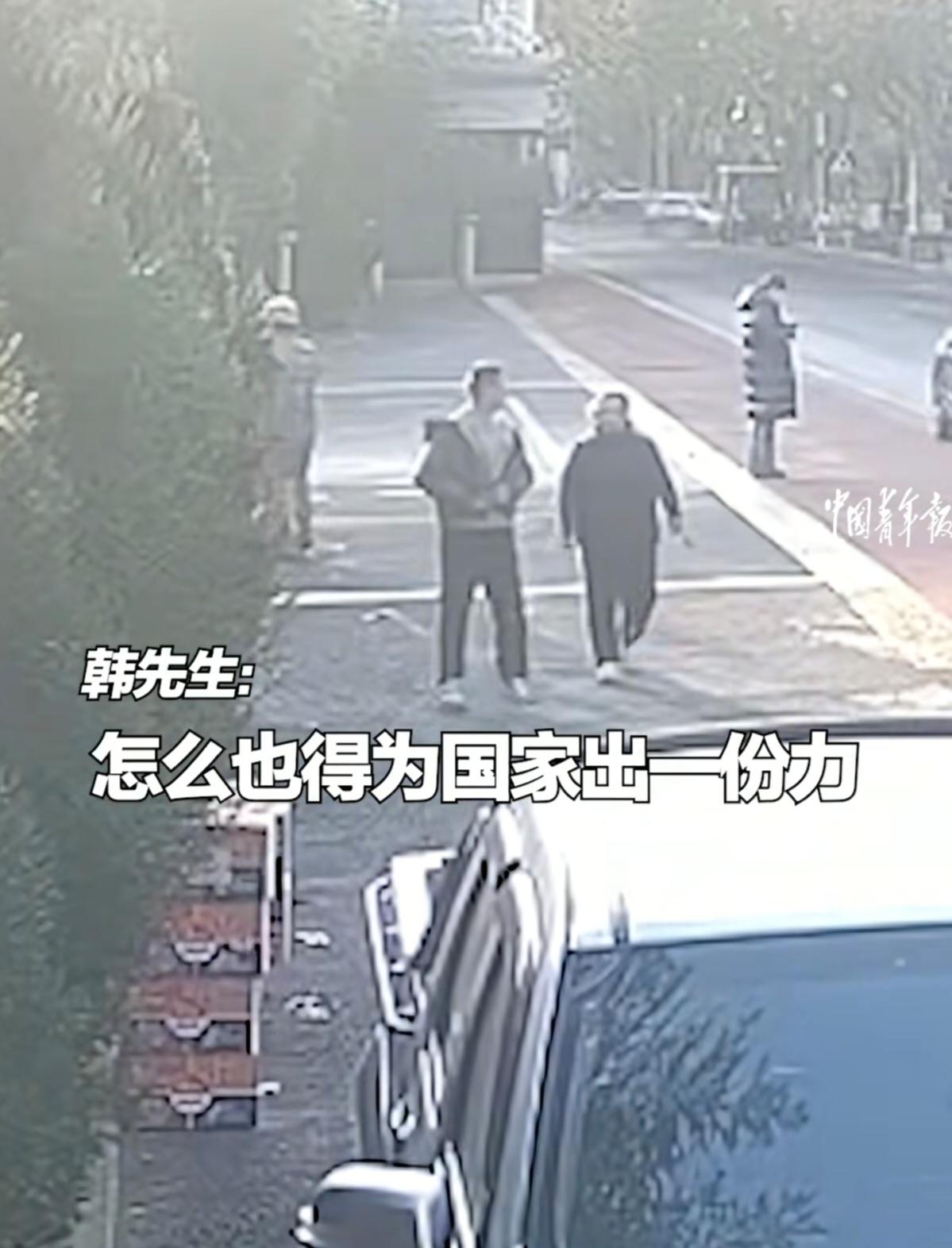 格局炸裂！威海夫妻拎15万现金甩给部队，转身就跑
 
近日威海，一对中年夫妇提着