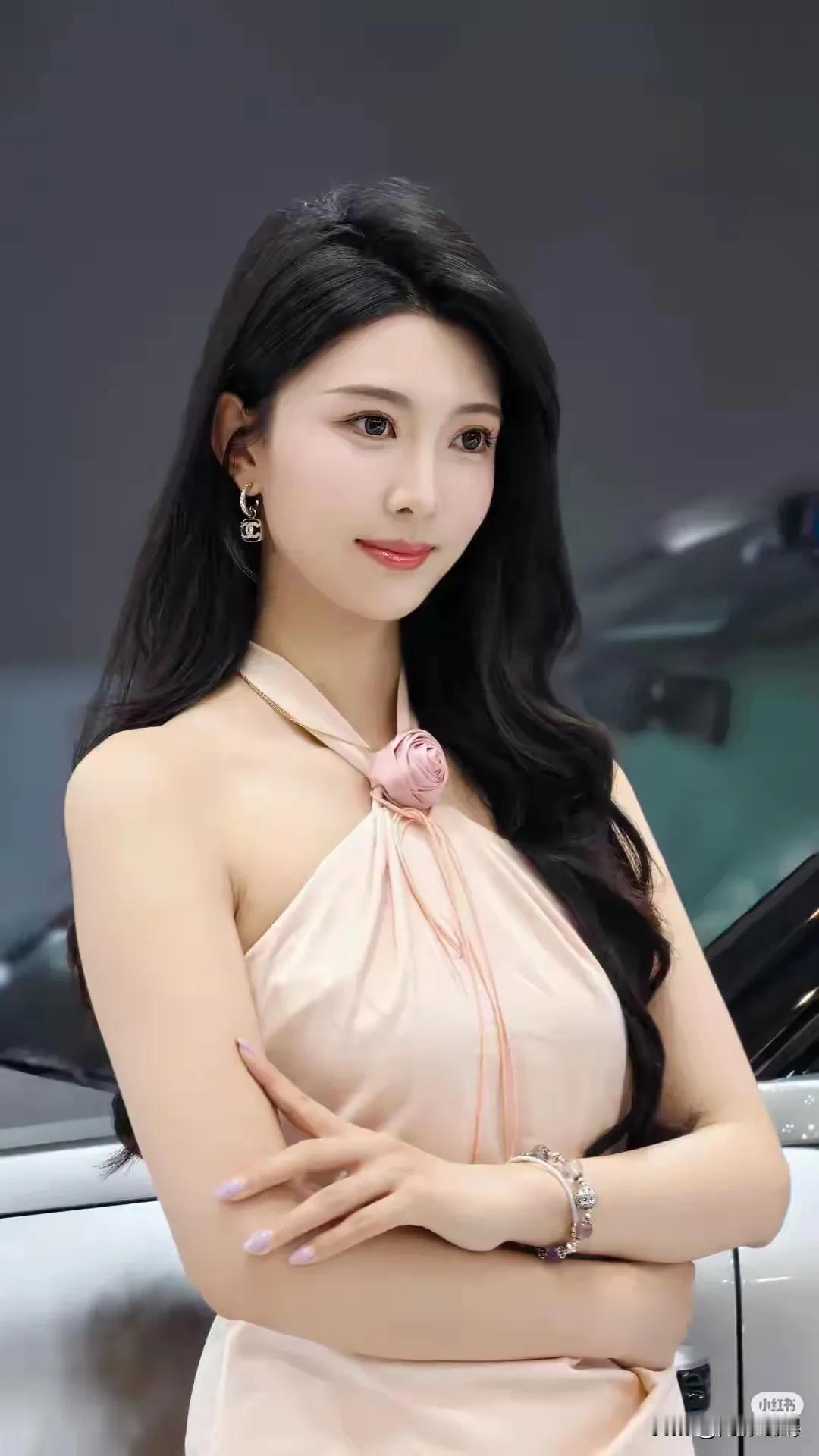 当车轮转动，城市成为流动的画卷，山川化为磅礴的诗篇。美女究竟能有多美 美到骨子里