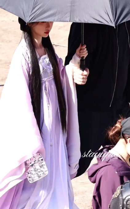 虞书欣紫衣古装路透虞书欣蜻蜓发饰 虞书欣紫衣古装路透，虞书欣蜻蜓发饰，谁来懂一下