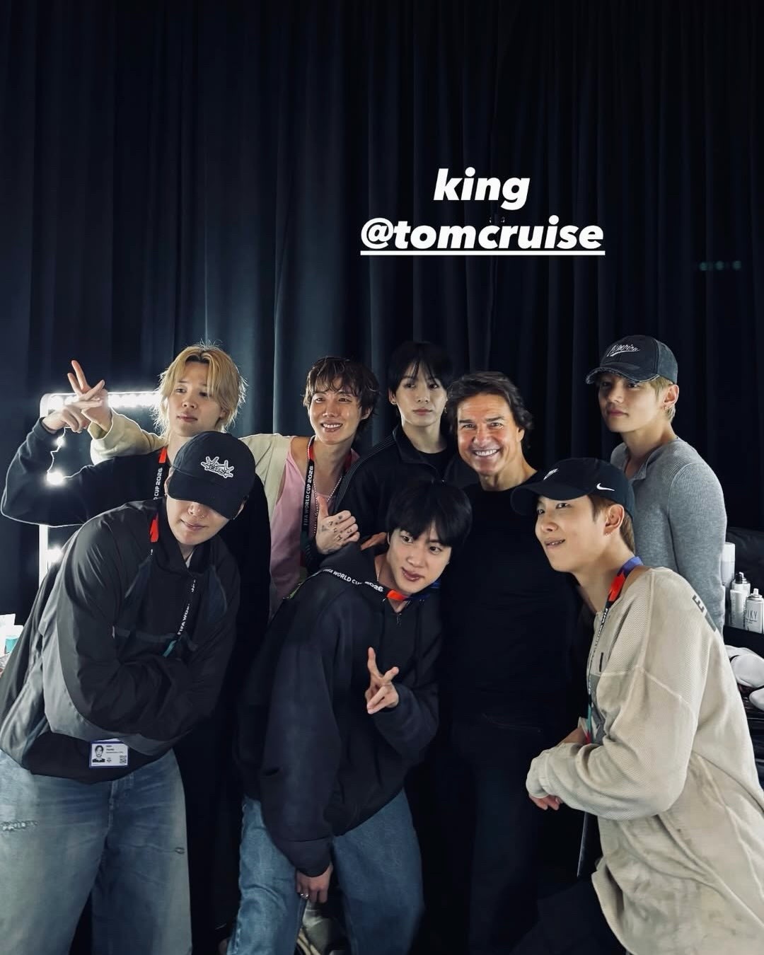 BTS成员与阿汤哥在世界杯决赛后台合影，配文「King」世界杯时尚赛场世界杯决赛