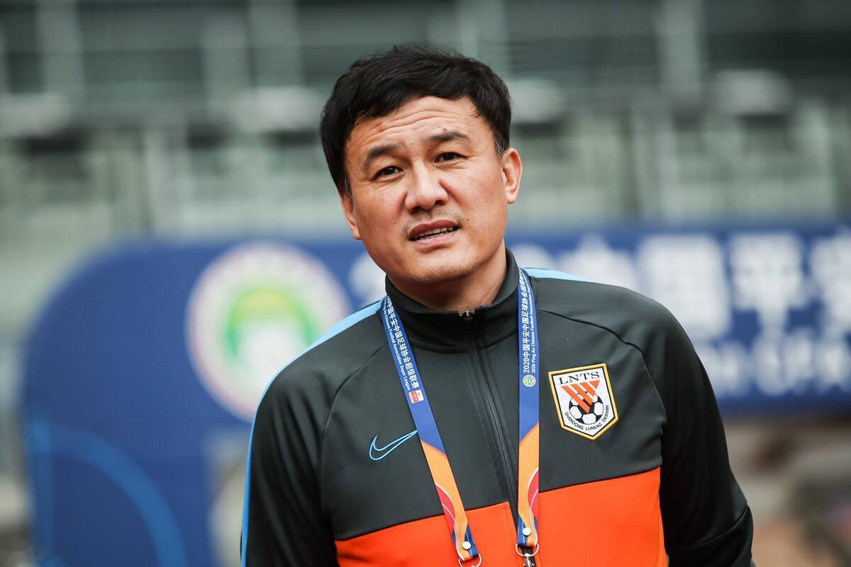 郝伟：1999年甲A联赛第25轮，我们客场奔赴沈阳作战，这场比赛成了赛季走势的关