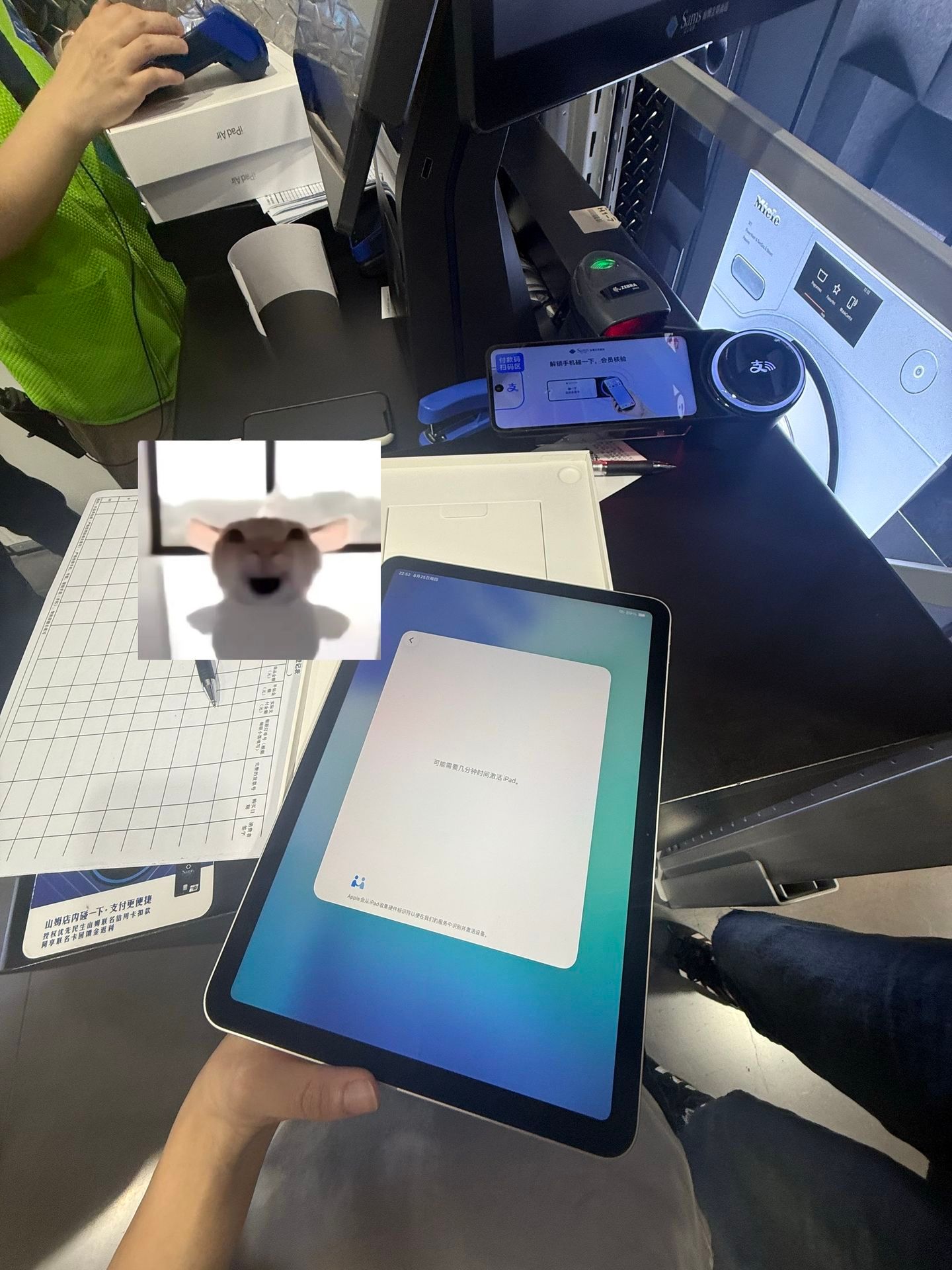 苹果涨价引山姆代购潮最近苹果突然给Mac、iPad大幅涨价，不少机型一下贵上千块