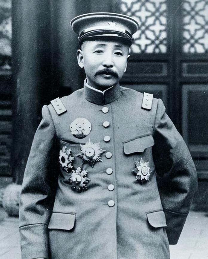 1894年，张作霖受邀前往财主于六家喝酒，殊不知是一场“鸿门宴”，期间，于六起身