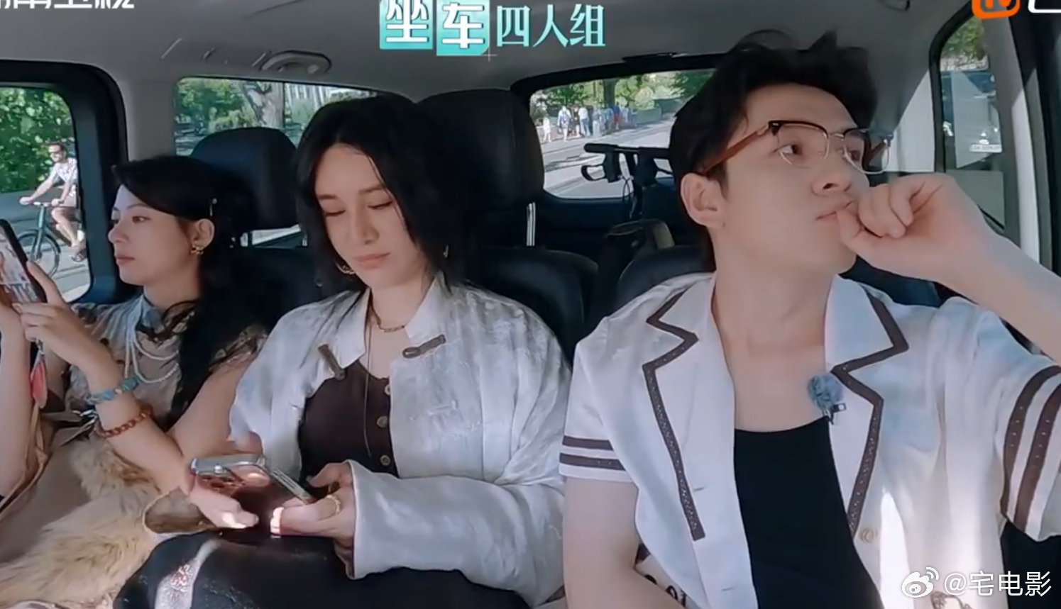 尚雯婕[超话]尚雯婕看赵昭仪的眼神太宠爱了尚雯婕路上跟赵昭仪互动也太有爱了！昭昭