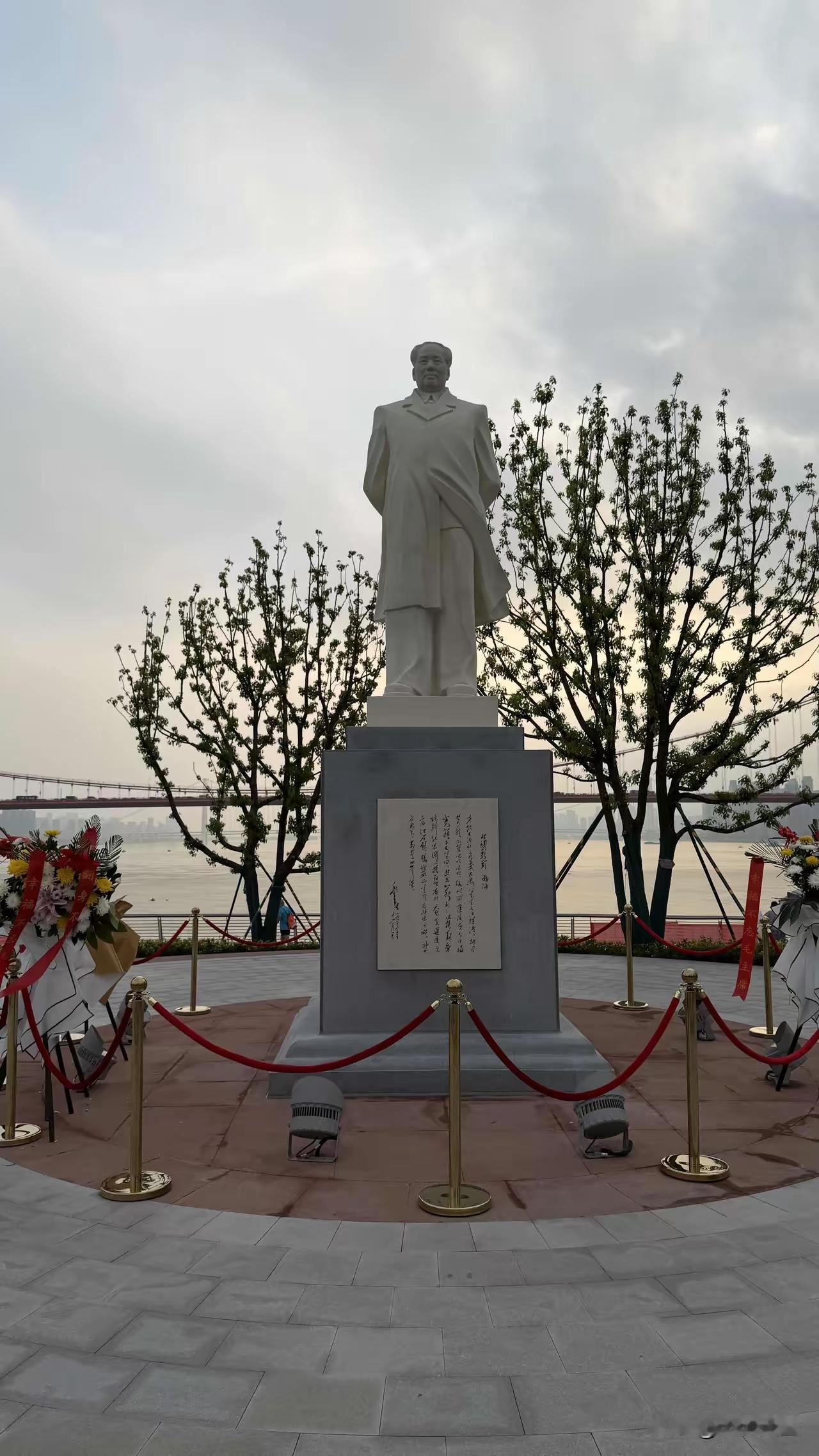 武昌湾江滩与十一正式与老百姓见面，说实话去武昌湾逛主要是想看看我们的伟人毛主席塑