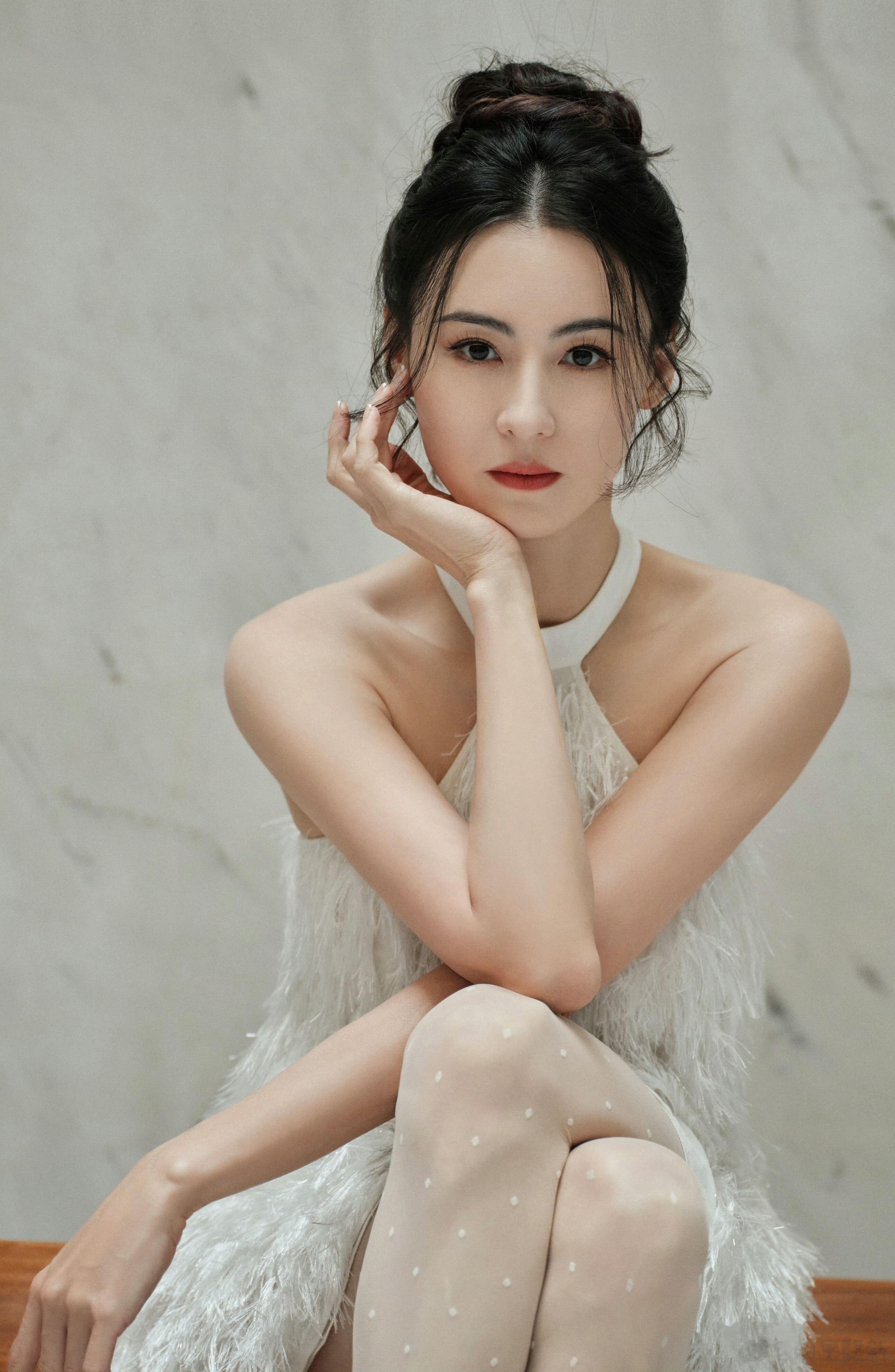 张柏芝美腿穿圆点白色丝袜，感觉丝袜的黄金。张柏芝美腿穿圆点白色丝袜，感...
