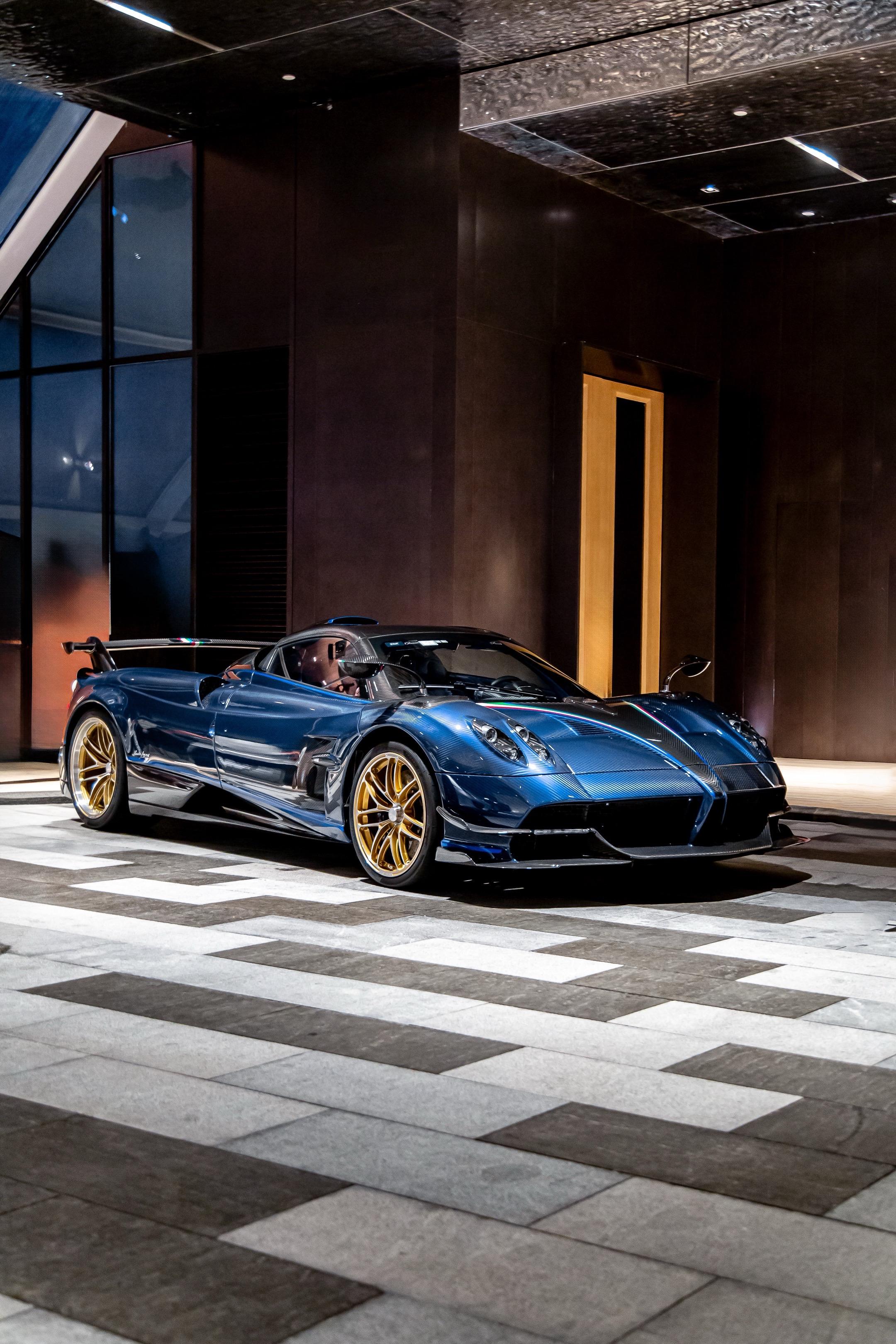 Huayra Roadster BC.拉花和蓝色碳纤维融合再搭配金轮的...