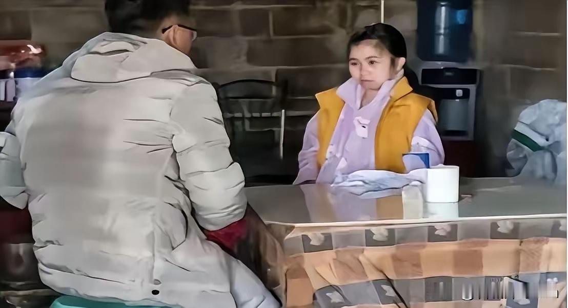 这剧情反转得让人猝不及防啊！原本以为是男子嫌弃残疾女孩的俗套戏码，没想到背后藏着