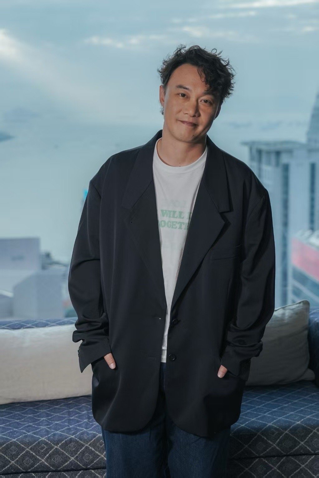 陈奕迅希望再唱30年不苛求完美演出，只要全力以赴。这份真诚令人感动，歌迷永远听不