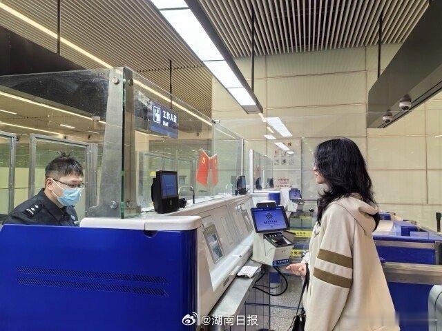 【 湖南迎首位10天过境免签外籍旅客  】21日凌晨2时30分，加拿大籍旅客KI