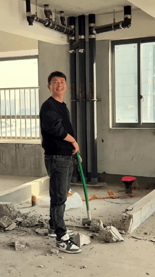 “笑不活了！”浙江，一男子装修房子，嫌砸墙2600元太贵，于是买了把铁锤亲自上阵