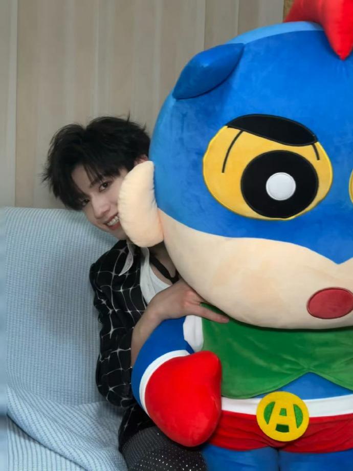 哦莫莫，帅气小鑫晒可爱小新啦[羞嗒嗒]来自蜡笔小新狂粉的疯狂示爱，看得出来是很开