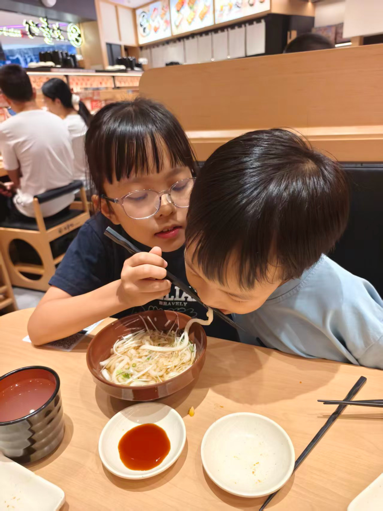 家附近开了一家网红书店俩娃总是闹着去看书[哈哈]买了书，或者点一瓶苏打水都可以一