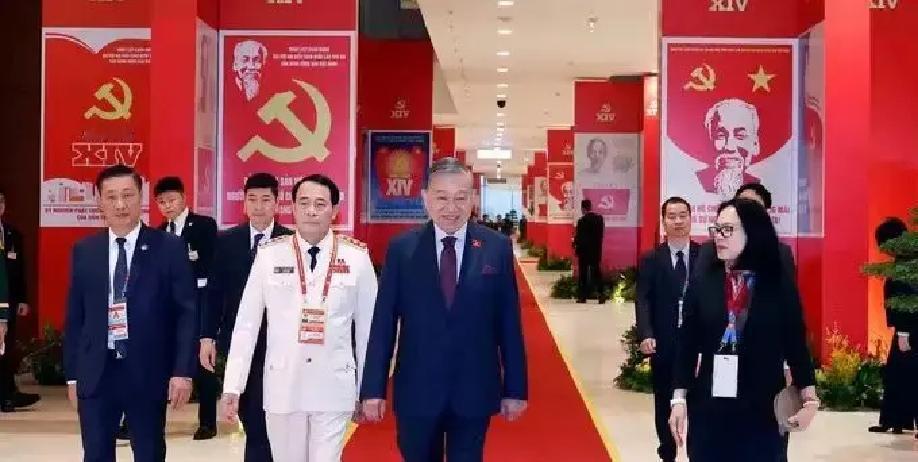 越南这几天开会，范明政那张脸黑得都能拧出水了。镜头扫过他，就没见个笑模样。

为