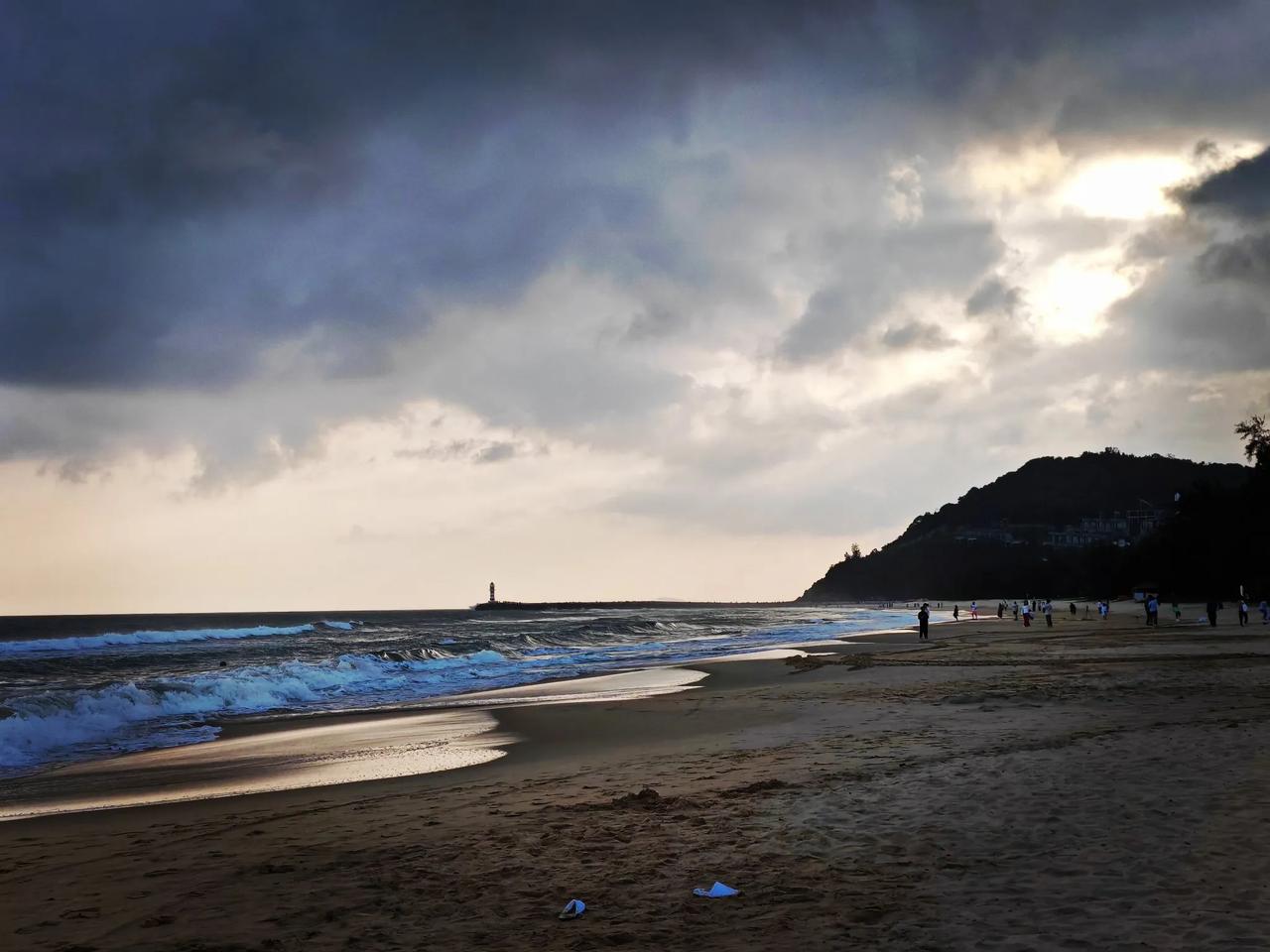 【乙巳年正月廿四·琼岛烟雨札记】
海风裹挟着湿润的盐粒掠过弯月湾，日历已悄然翻至