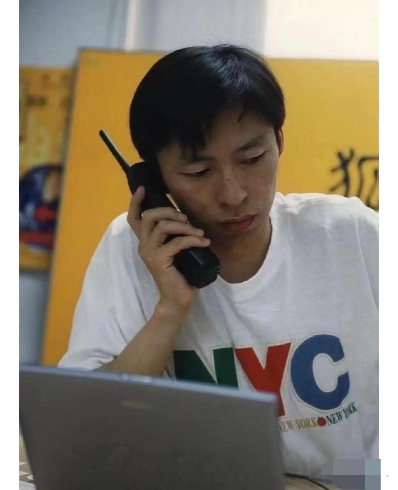 张朝阳手里拿的是什么手机，看上去很高端大气