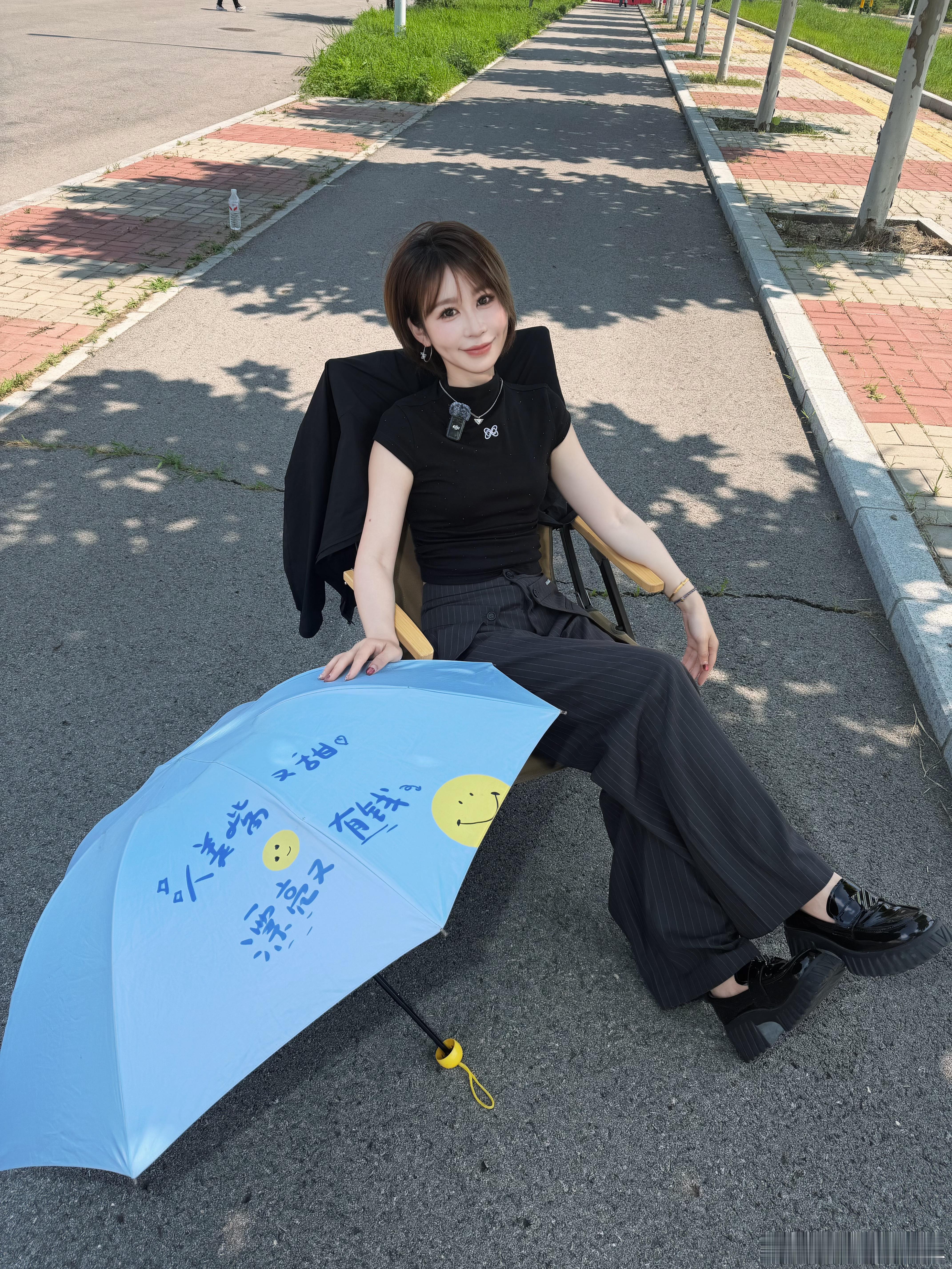 好久没有发照片了，闪现一下昨天北京的傍晚很舒服今天突然又很热了喜欢今天新买的裤子
