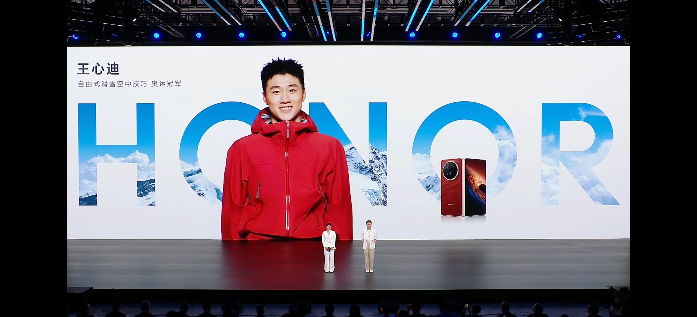 米兰冬奥会冠军、荣耀Magic V6 实力见证官徐梦桃，与同是米兰冬奥冠军的丈夫