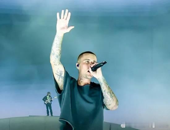 贾斯汀·比伯复出演出翻车 1000万美元“敷衍表现”遭粉丝痛批当地时间2026年