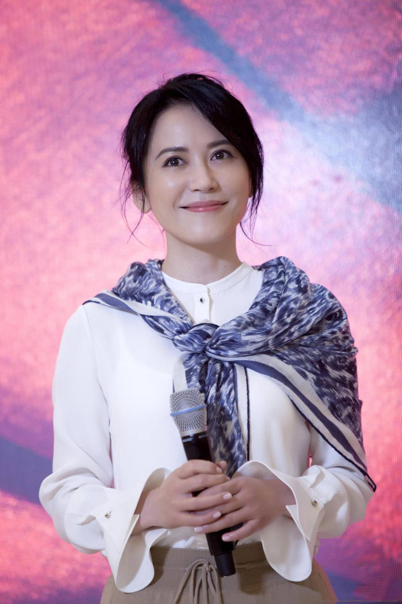 当过人民教师的明星
[熊猫]俞飞鸿 - 现52岁 北京电影学院老师
[熊猫]贺军