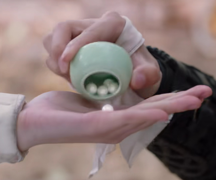 据说这忘尘丹师姐都吃出抗药性了这瓶子里总共也没几颗，韩立还假装抖几下，实际一瓶子