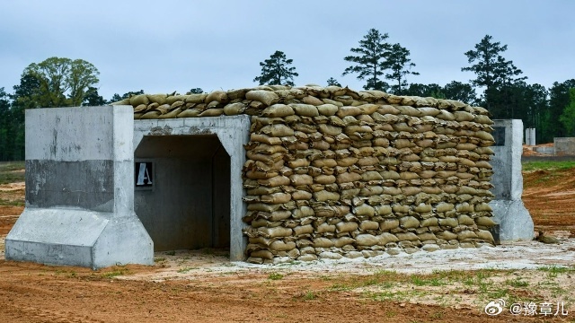 在行动开始一个月后,美国战争/国防部宣布紧急寻找移动快速救援掩体的供应商,以保护