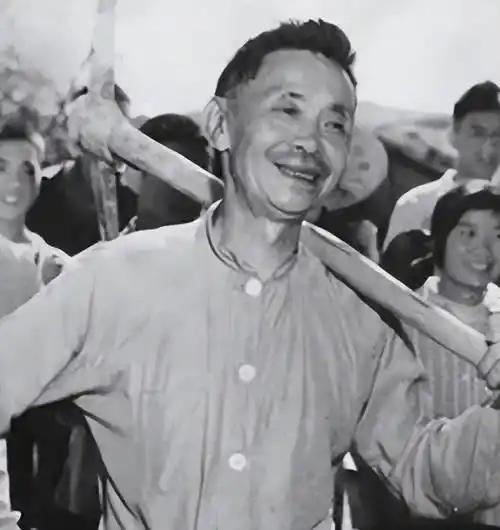 一位社会观察员说：“全民已经进入了纯过日子的时代，大家都不装了，不卷朋友圈了，不