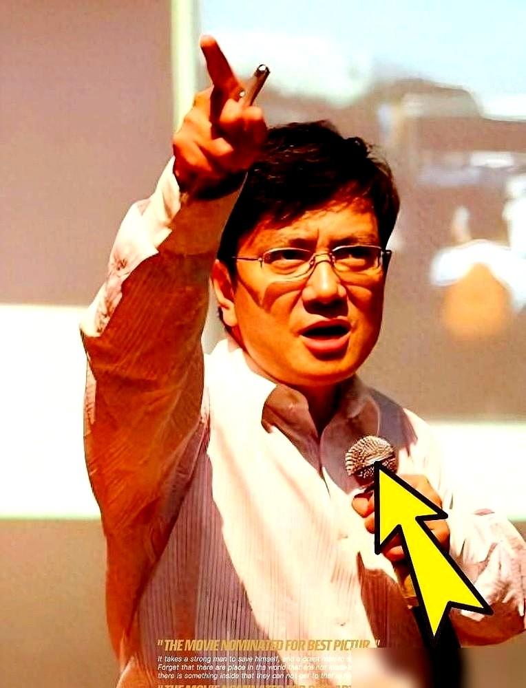 我跟你说，当我看到那个中国修理工，骑着咱们自己造的摩托，冲过终点线那一刻，心里真