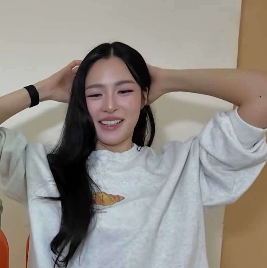 一副臭小汁模样 