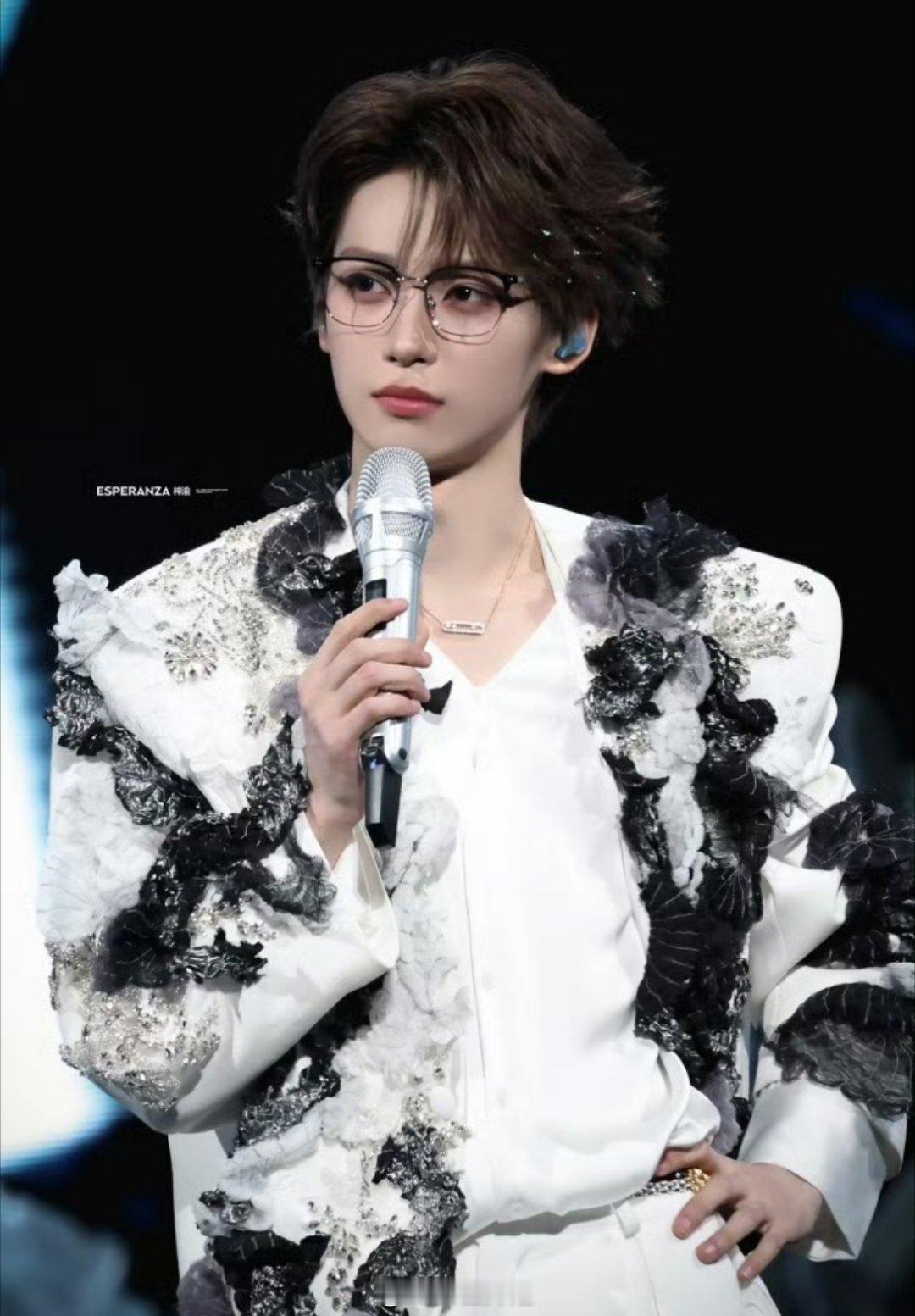 一起来看看梓渝的戴眼镜合辑照片，难怪会有眼镜代言接到手，原来梓渝跟眼镜的适配度还