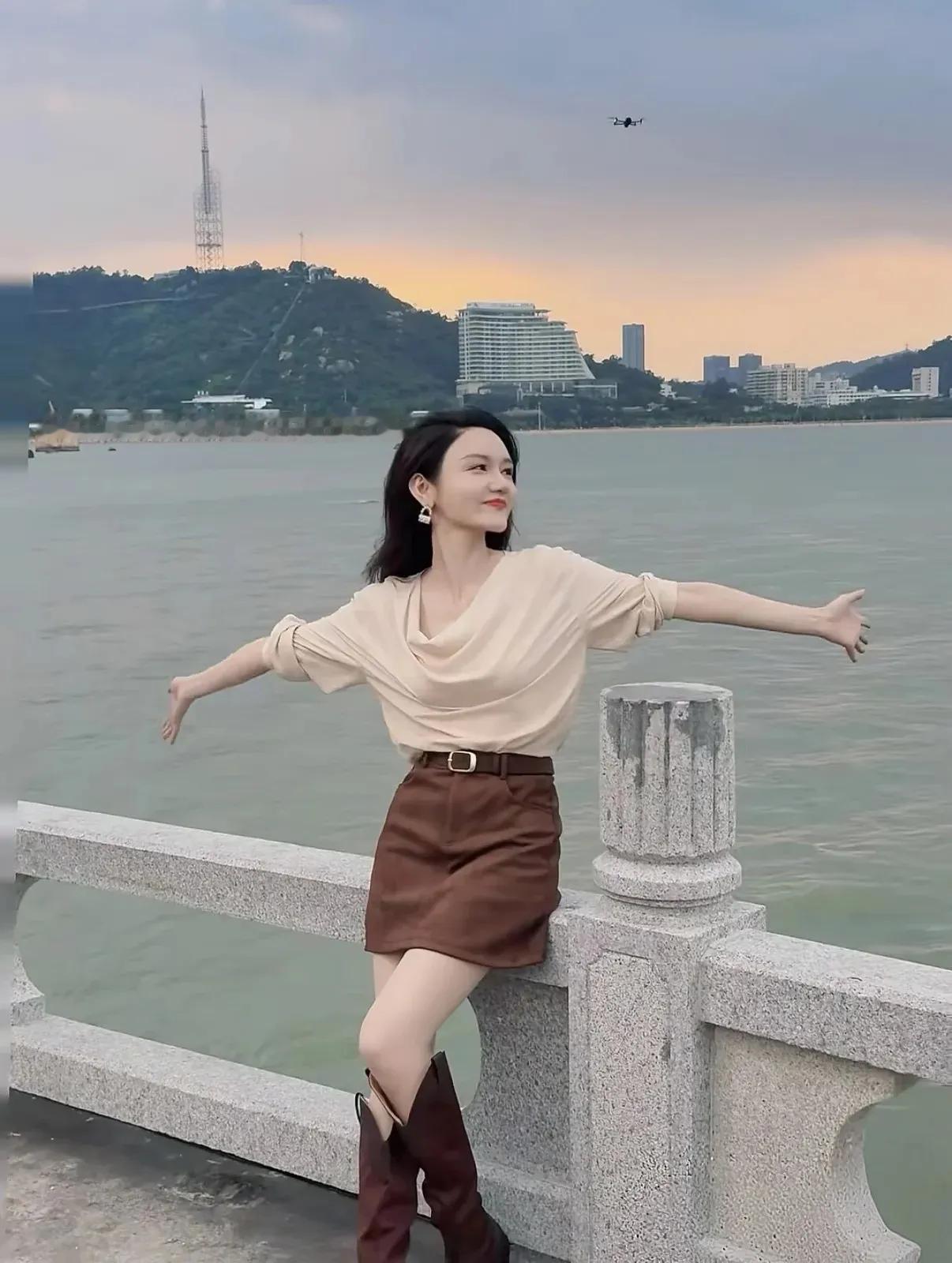 秋日的海边晚风，真的太治愈了。
踩着落日余晖靠在石栏上张开手臂，整个人都被秋风裹
