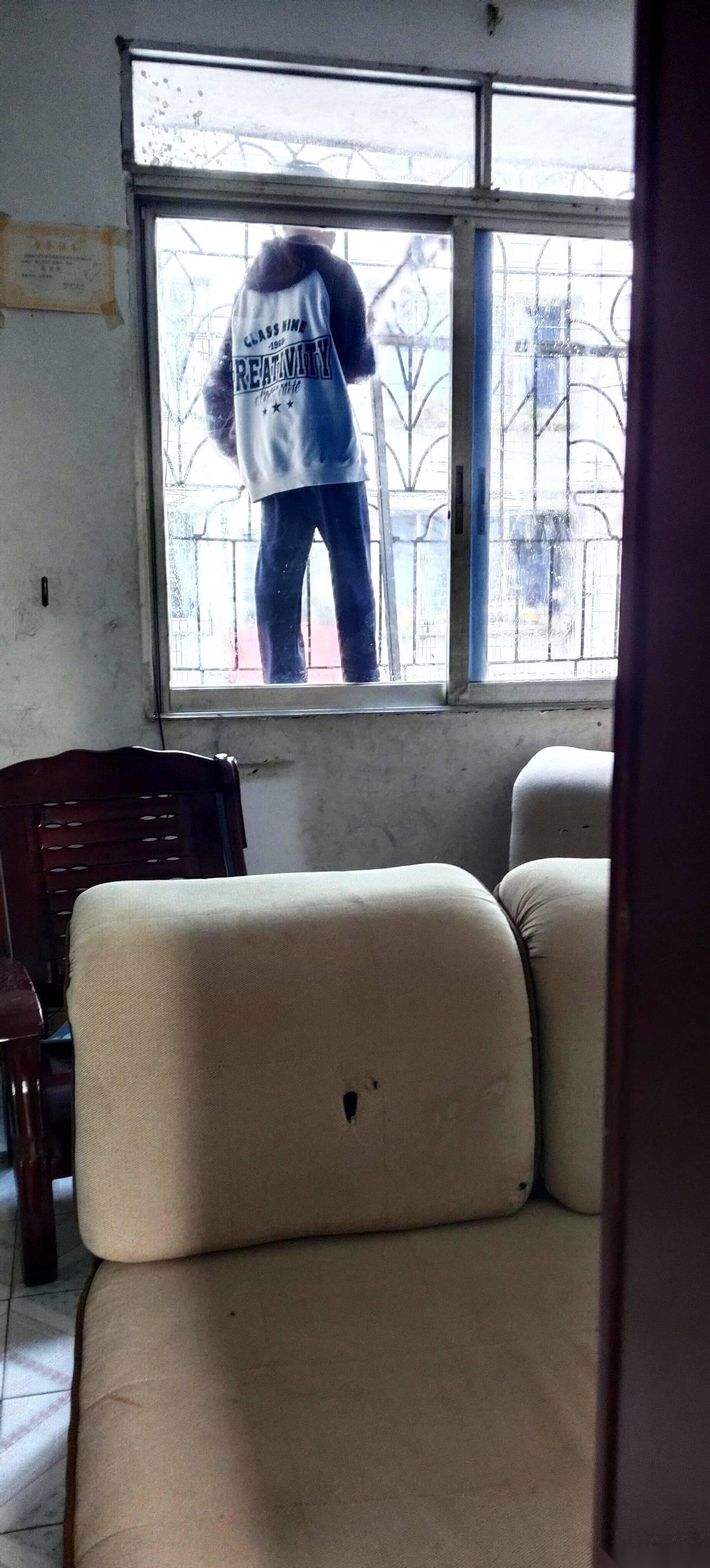 往年大扫除，累到直不起腰的，是我。
今年，嘿，全家都给我拉来当壮丁了。谁也别想跑