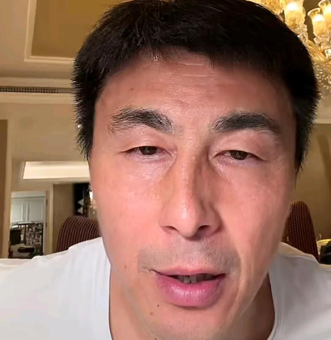 前国脚李玮锋在直播时爆了一个料。
李玮锋在直播间表示，有很多球迷在问他是什么原因