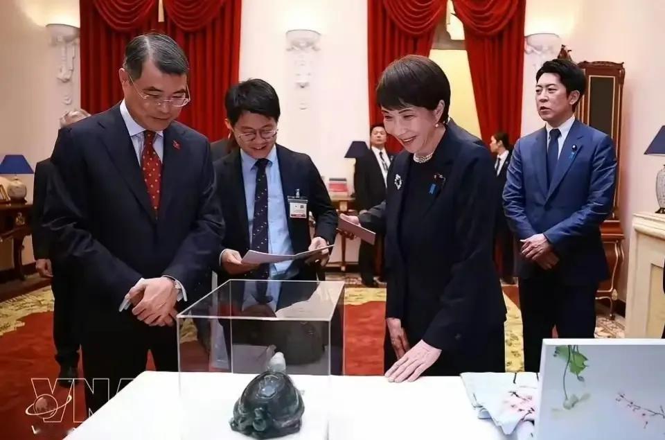 5月6日，台湾名嘴郭正亮在对三妹说：高市早苗这次去越南访问，越南送了她一个仰着头