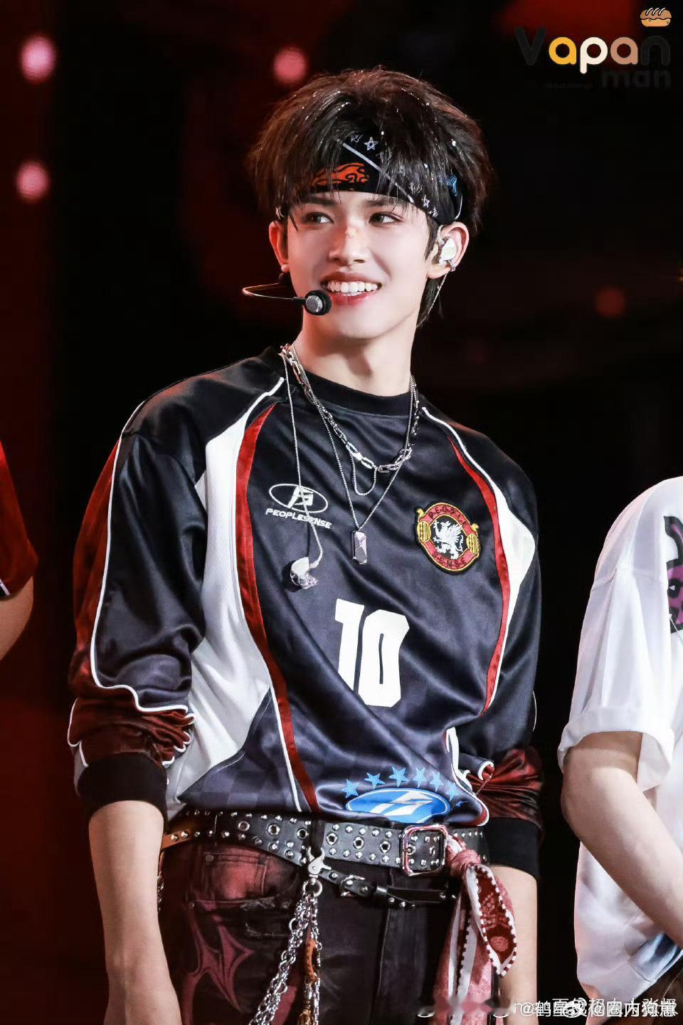 张极绷带造型富有且大方 这组造型真的绝了！绷带搭配简约的穿搭，既透着一种破碎感，