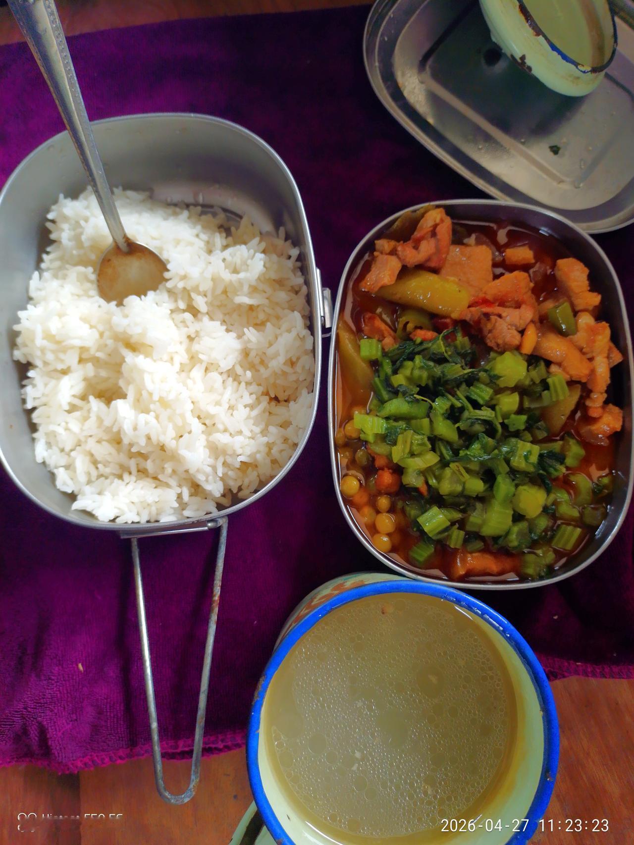 在泡沫厂做保安，今天第二天上班了，中午饭，3菜一汤，莴笋烧肉，还有豌豆烧肉，青菜