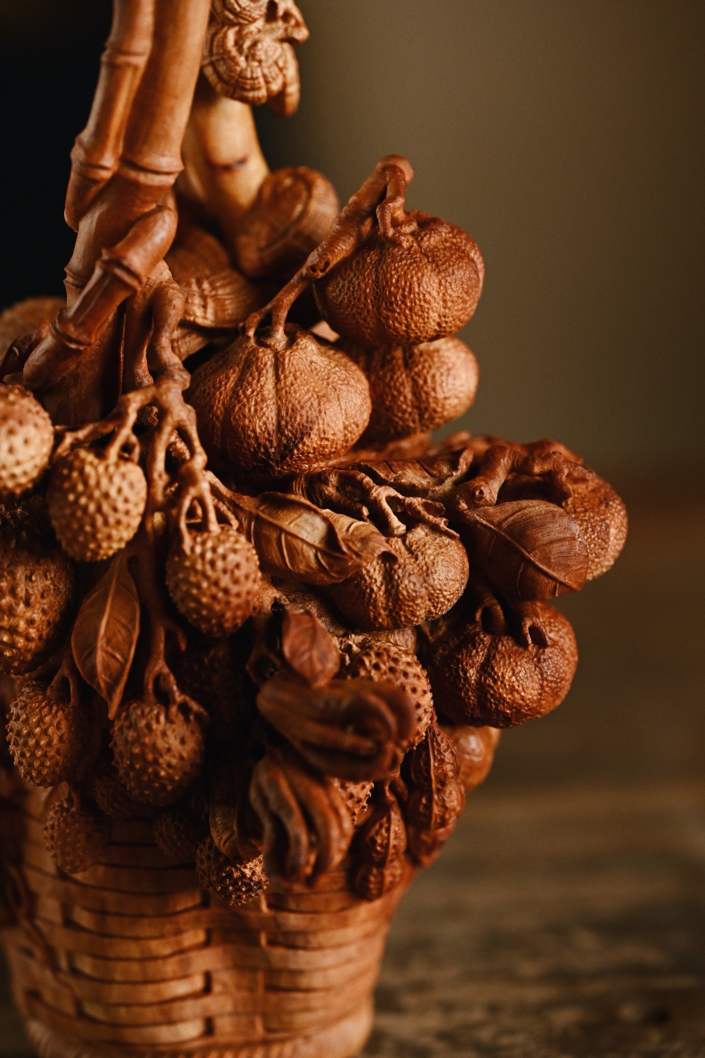 老山檀 | 硕果累累 花篮摆件整料雕刻，立体圆雕技法，雕琢出一篮丰饶鲜果：荔枝饱