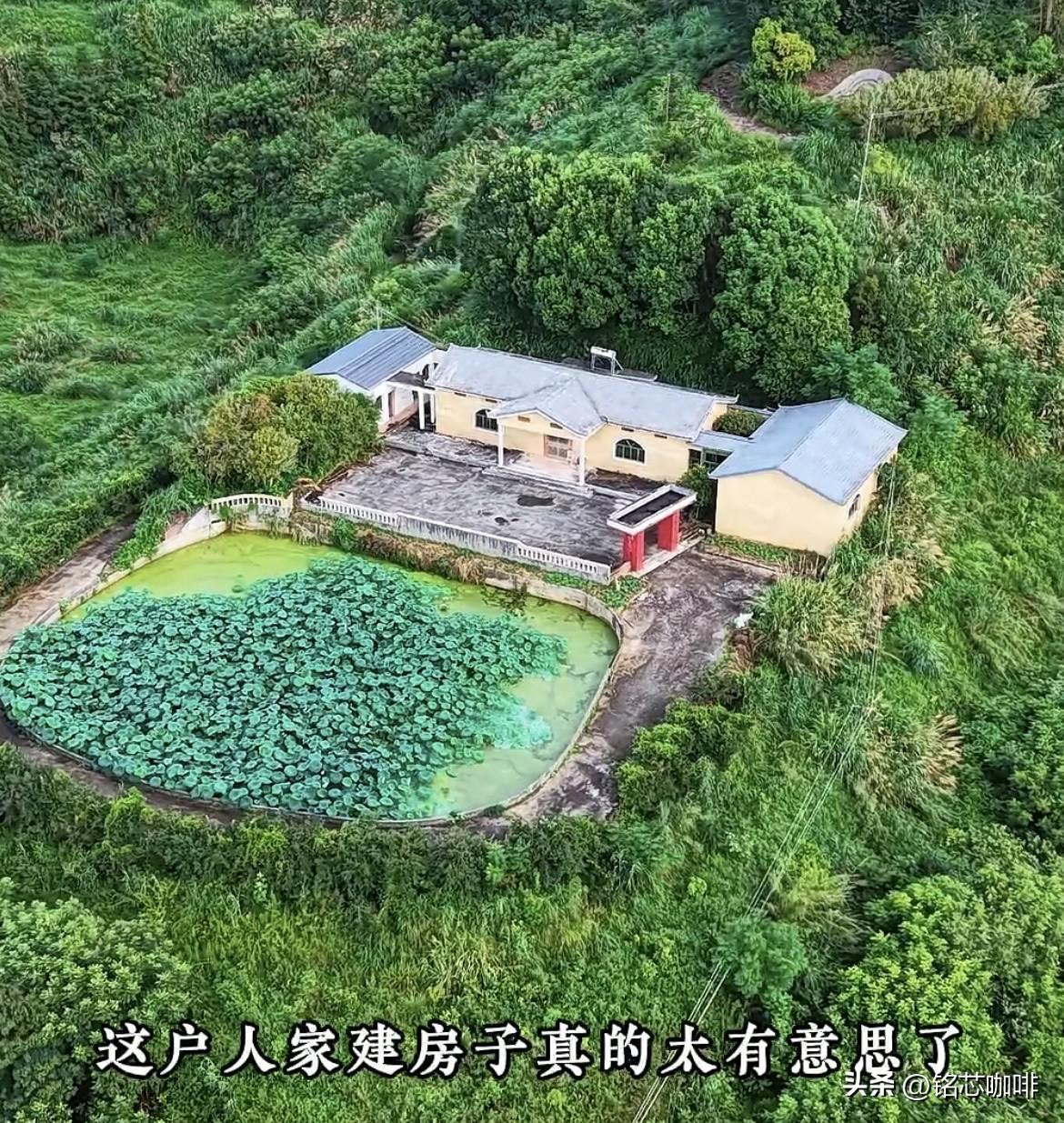 这户人家建房子真的太有意思了，
按照常理来讲，大家都会把门前
这口大池塘给填了，