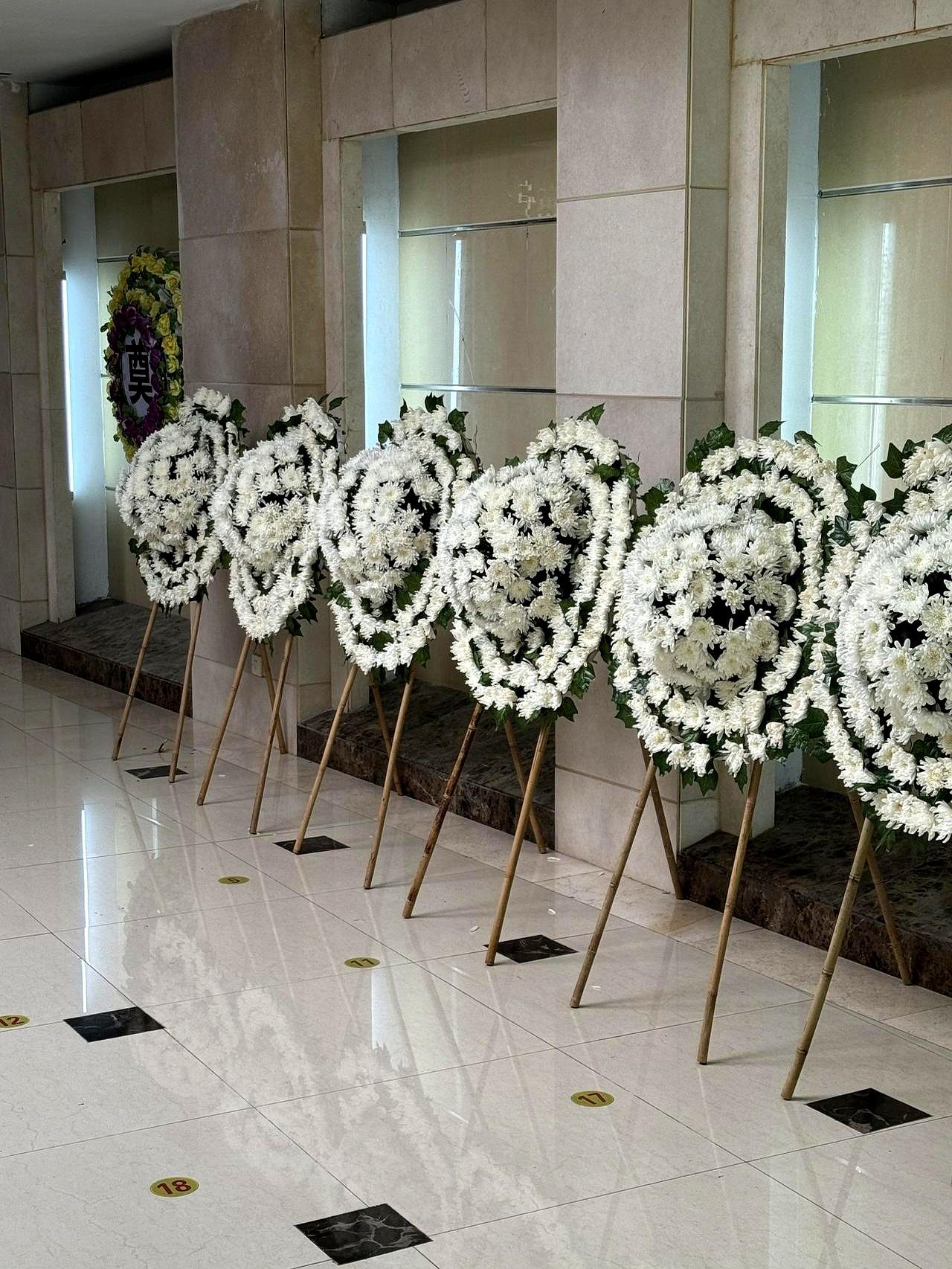 你花几千块买个高档骨灰盒，以为捧回去的是全部亲人骨灰？
说句实话，里头可能混着点