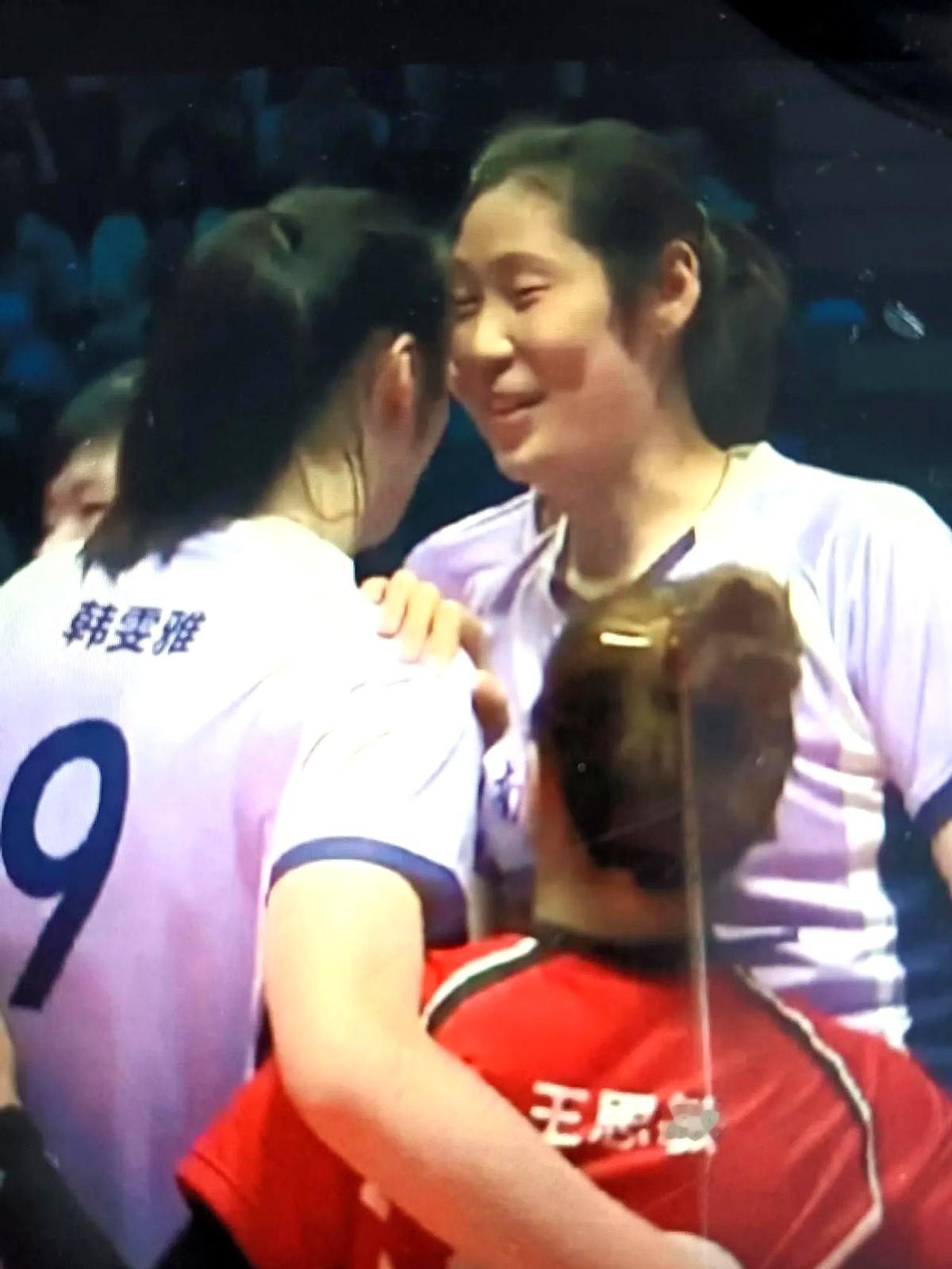 耳廓渗血，却没下场！

31岁的朱婷，让旗手换人、让比赛延期，却坚决不让“退役”