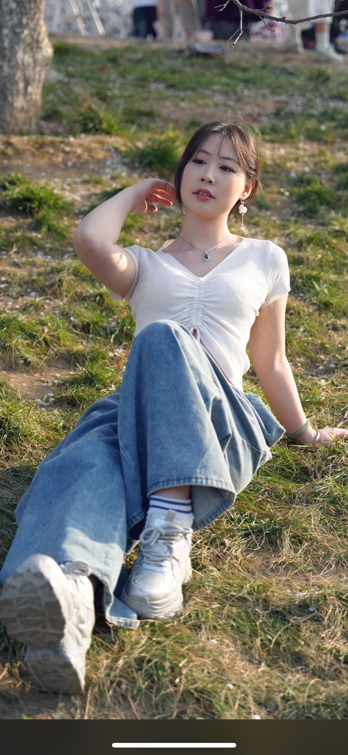 悠闲午后，草地上小憩，清新自然，轻松自在。