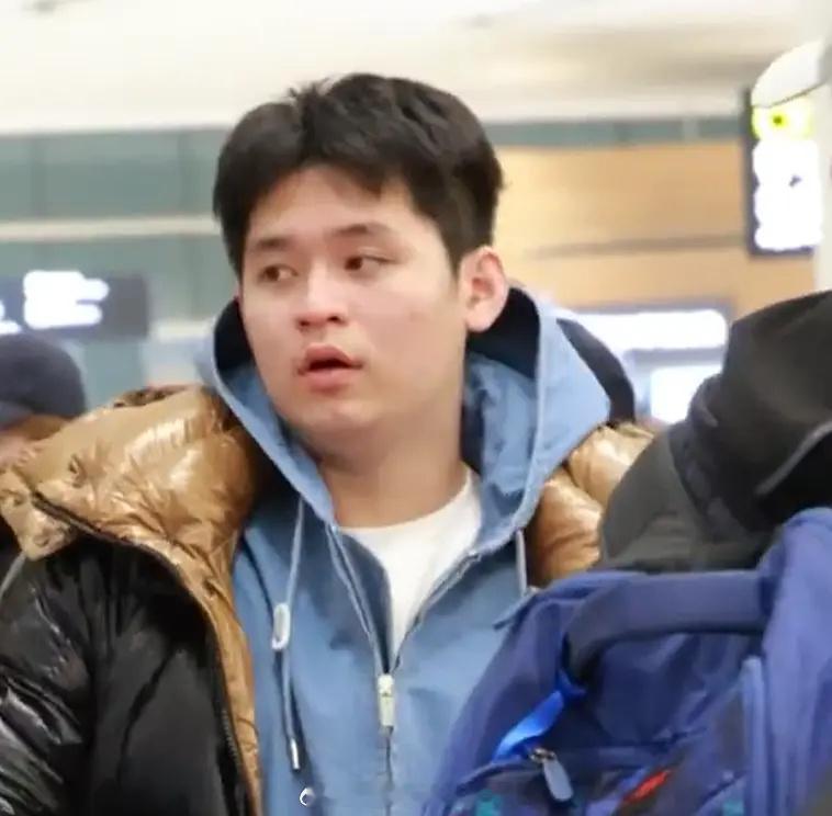 国乒抵香港！林诗栋犯困，王楚钦吃雪糕，曼昱脱外套，莎莎衣品好国乒 在打完成都的比