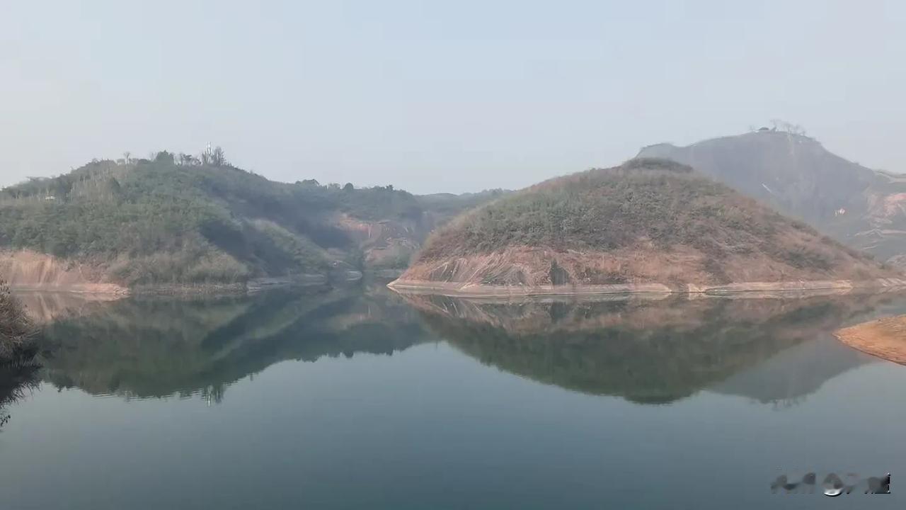 周末，张哥旅游分享丹霞地貌美图给我，我也分享给大家，祝粉丝朋友周末愉快！[烟花]