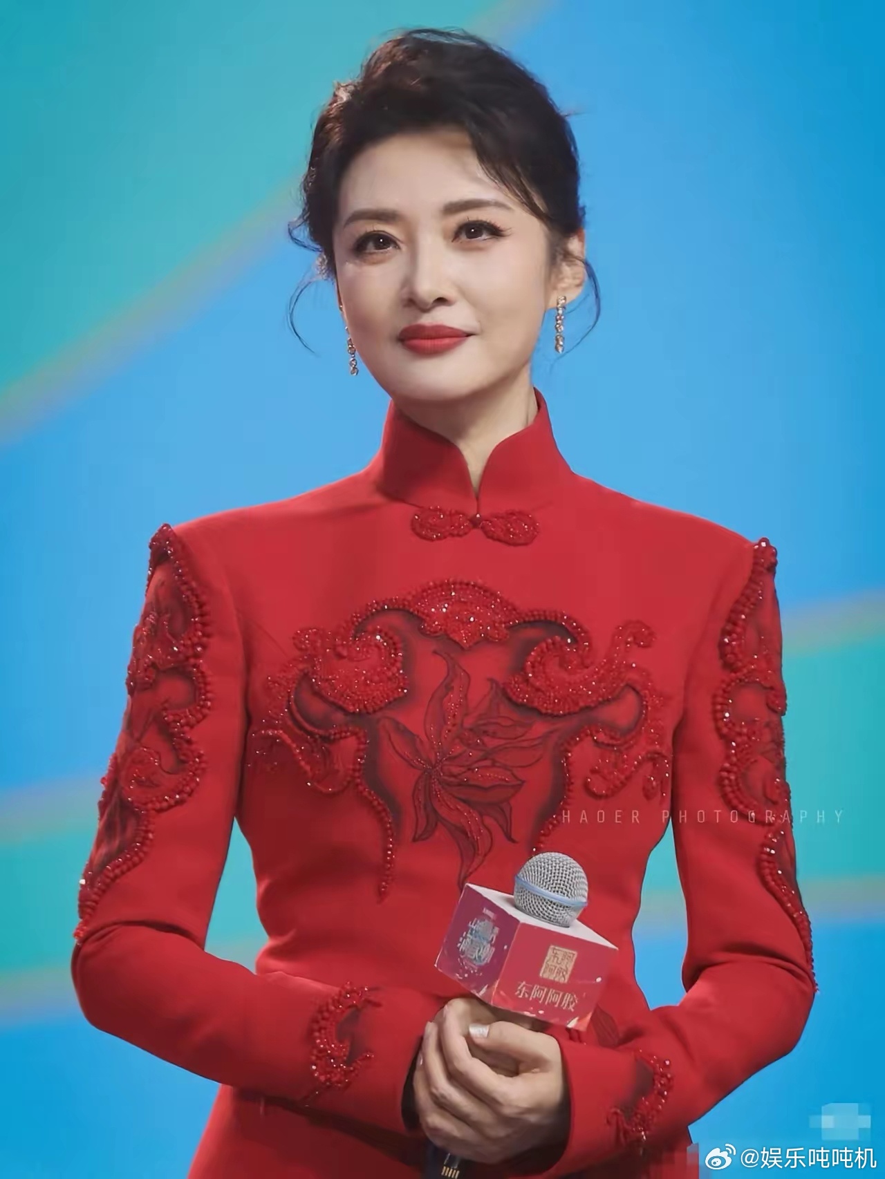 周涛不主持春晚了，我能接受。她眼角有了细纹，我也能接受。但看到她跑去拍短剧，我愣