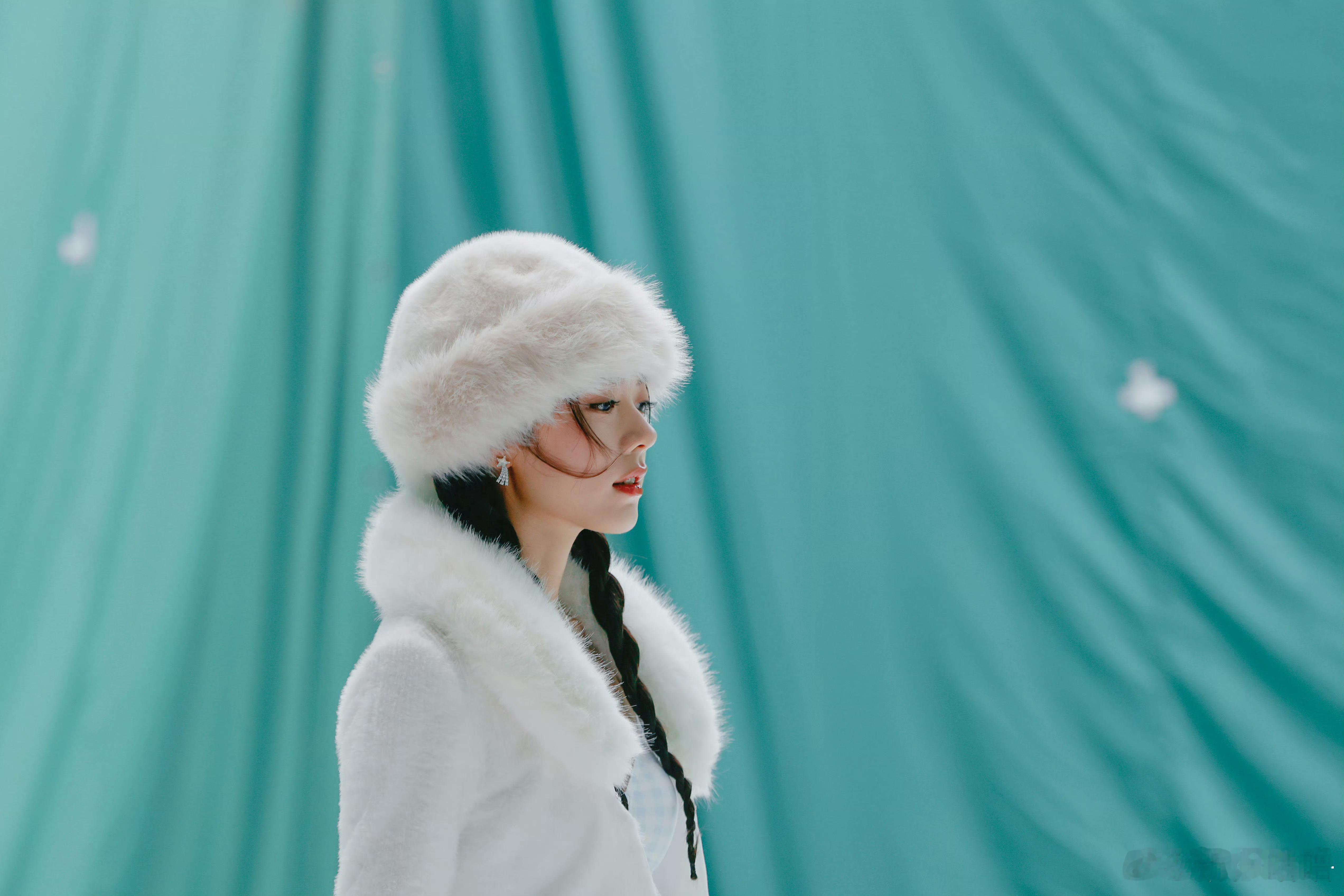 新发型也太时髦了！自带清爽滤镜，帅气又灵动，完全长在审美上。麦麦最近工作室出图速